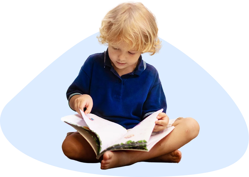 Kind liest Buch